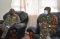 Le Chef d'état-major interarmées, le Brigadier Général Dr. PSC Osman Mohamed Abbas Osman avec l'Assistant militaire le Lieutenant-Colonel Boniface Chomba (à gauche) pendant la réunion au Secrétariat à Karen, Nairobi.