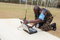  Le sergent Geofrey Wamono des Forces de Défense du Kenya prépare l'équipement qui sera utilisé pendant l'exercice.