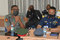 Le Chef de la délégation du Nigerian National Defence College, le Major Général E.V. Onumajuru (à gauche), suivant les délibérations de la réunion du 14 Mars 2022.